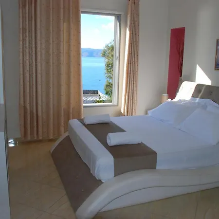 Hotel Divers Radhimë