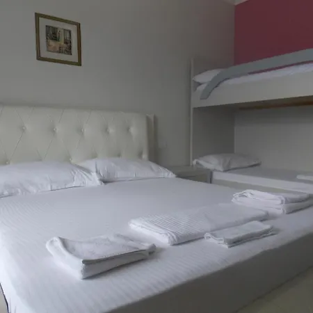 Divers 酒店 Radhimë